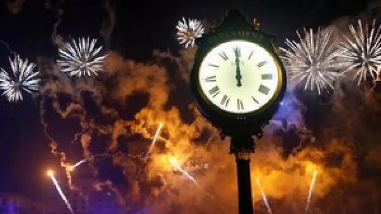 Romanii petrec la cumpana dintre ani cu veselie