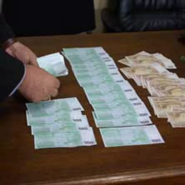 Romanii prefera economisirea in valuta