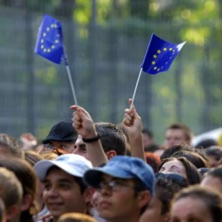 Romanii sustin integrarea, desi se tem de efectele ei negative