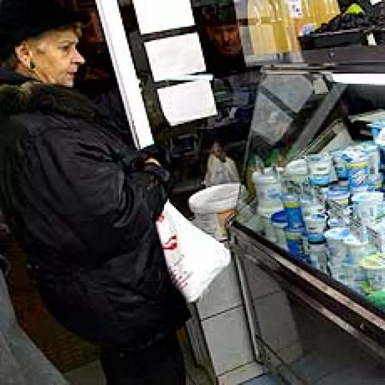 Romanilor le-a crescut puterea de cumparare la paine si salam