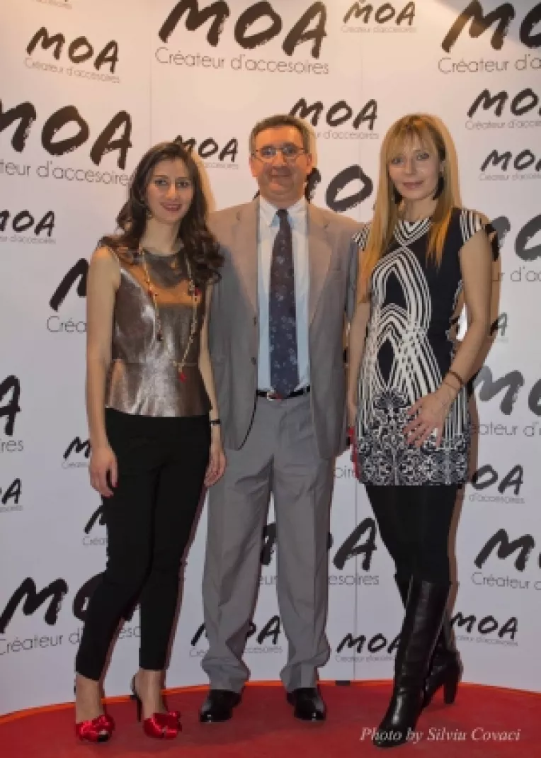Roxana Iliescu, innebunita dupa accesoriile din magazinul MOA din Afi Palace Cotroceni