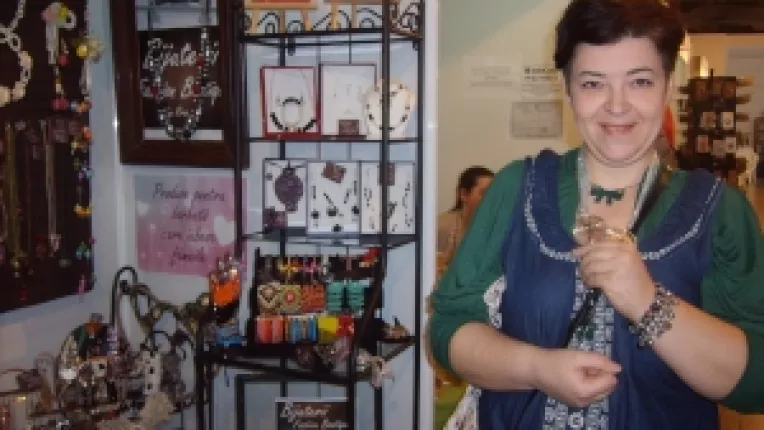 Roxana Ion: "De ani de zile ma ocup de bijuterii hand-made!"