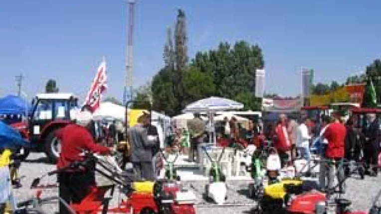 S-a deschis targul AGROTEX 2006. Tractoarele si utilajele agricole s-au mutat in curtea RAT