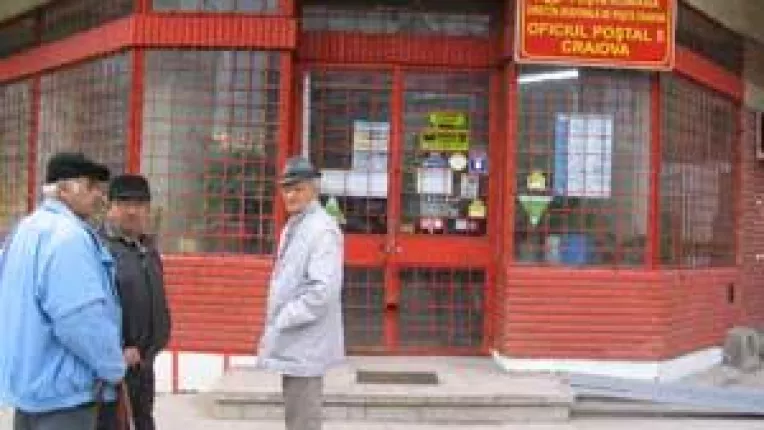 S-au grabit sa primeasca pomana data de guvern pentru Paste. Pensionarii craioveni au asaltat oficiile postale
