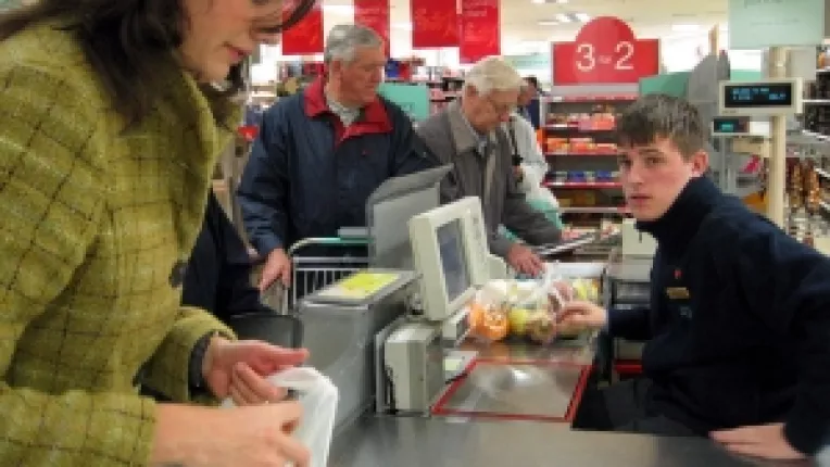 Salariu minim, stabilit in functie de cosul de consum