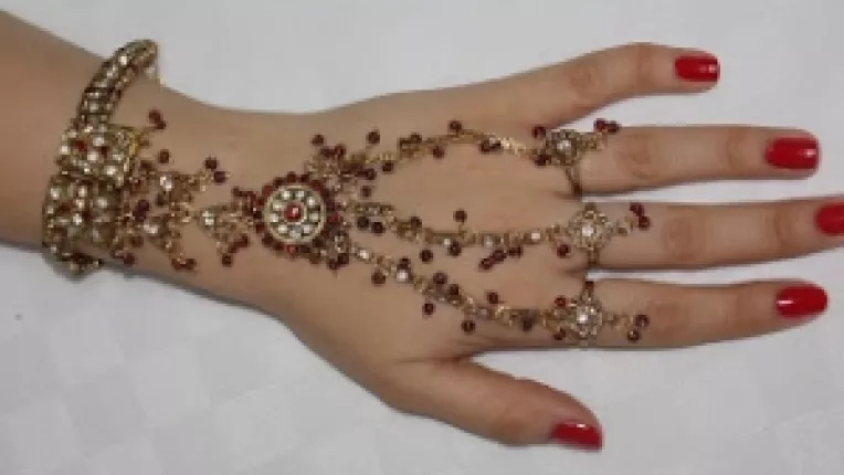 Salurile si esarfele specific indiene merg bine la standul Incredible !ndian Art