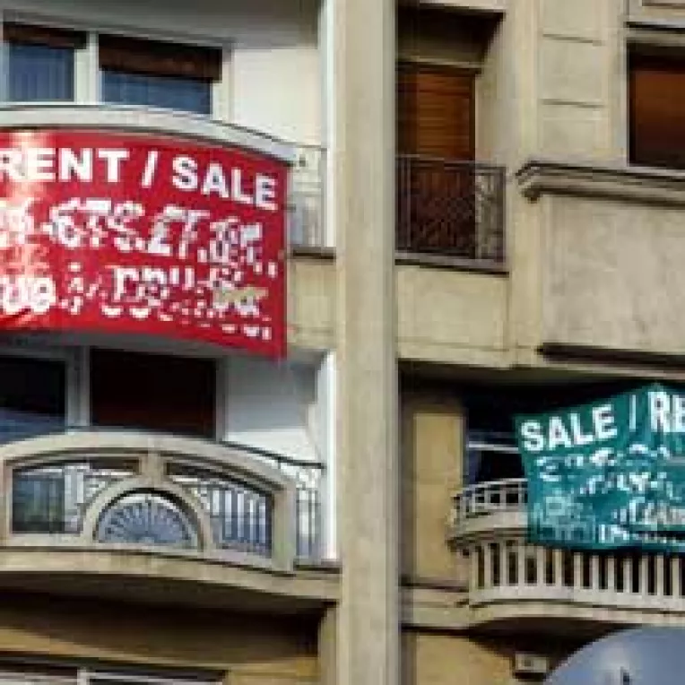 Samsarii de case scumpesc marfa