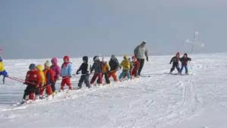 Saniusul, cel mai putin costisitor sport de iarna. Echipamentul de schi face gaura-n buget