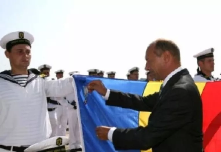 Sarbatorirea a 70 de ani de ani de la intrarea in serviciul Marinei Romane a navei-scoala "Mircea": Basescu in varful catargului, la 44 de metri deasupra puntii