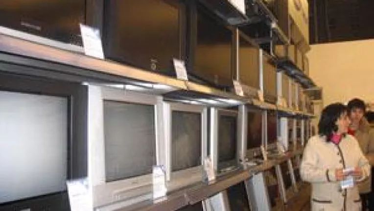 Sarcina: patru kilograme de deseuri electrocasnice pe cap de roman. Donati un televizor pentru linistea UE!