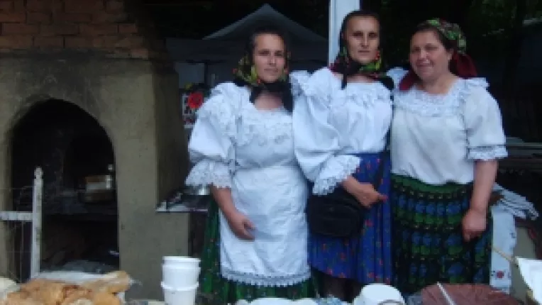 Sarmale cu carne, la standul celor de la Botiza, Maramures, la targul de la MTR