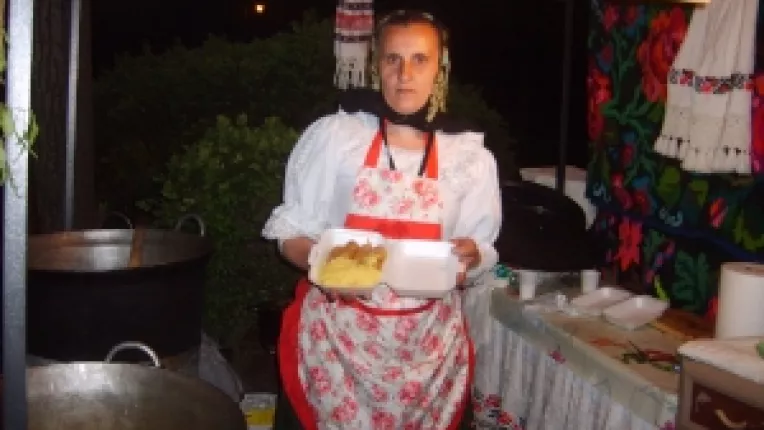 Sarmale de post cu ciuperci si placintele maramuresene, la standul Iuliei Corau din Maramures