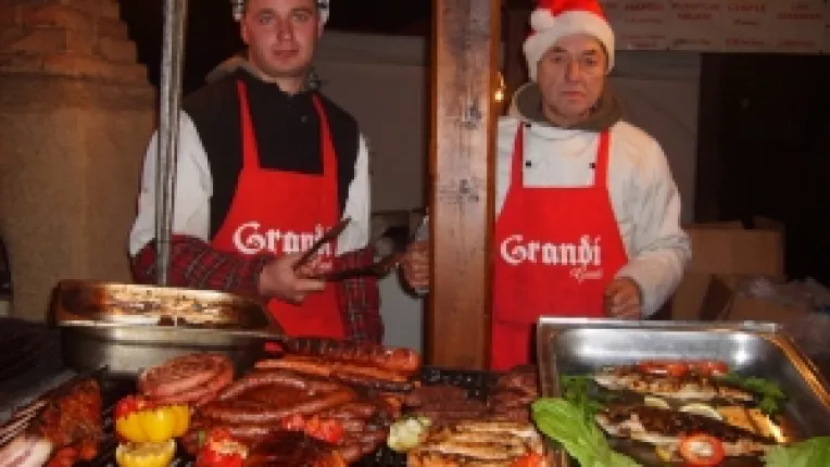 Sarmale de post, sarmale cu carne si ciolan afumat, cele mai cautate la standul lui nea Nelu, la targul de la MTR