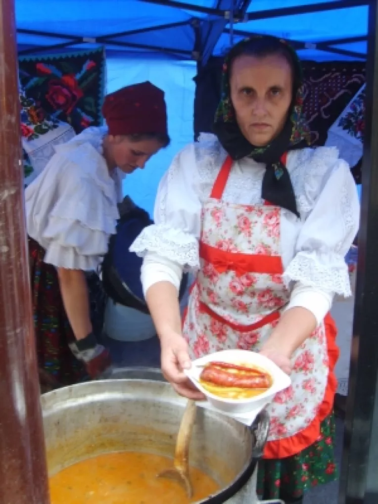 Sarmalute cu mamaliguta, la doar 5 RON portia, la targul "Arome de sezon" din Piata Amzei din Capitala