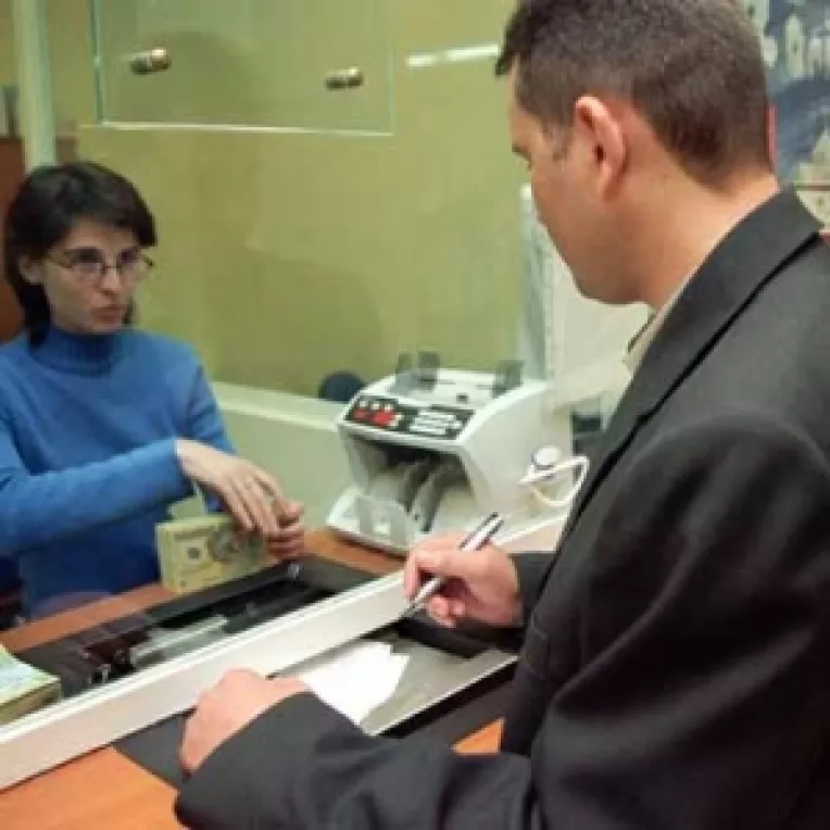 Scad dobanzile la creditele in lei