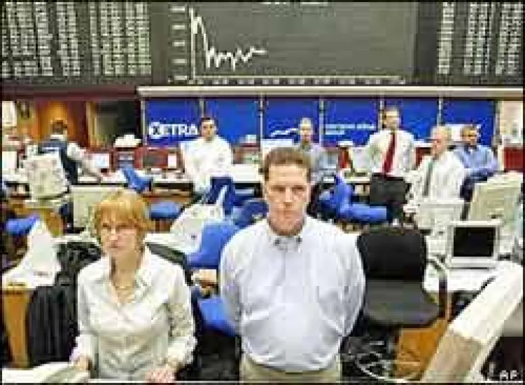 Scaderea dolarului nu i-a speriat pe posesorii de conturi in valuta