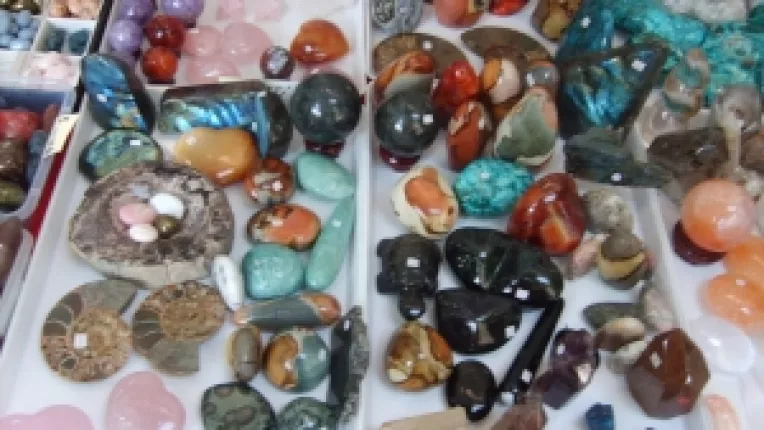 Sculpturi din diverse pietre din Madagascar si cristale aduse din Franta, la standul Anamariei Vidu