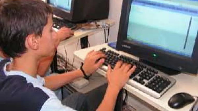 Scuterele, mai tari decat UE. Infocentrele PDR, internet cafe-uri pentru scolari