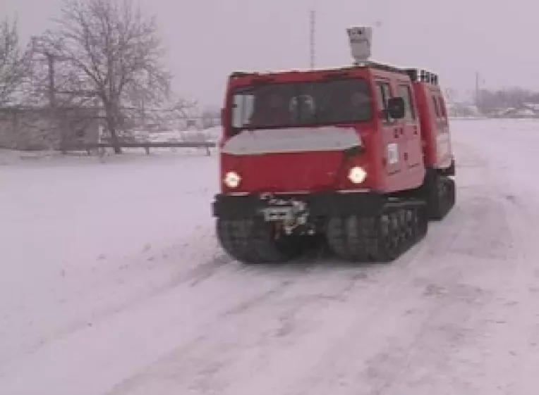 Senatorul constantean Nicolae Moga a condus un utilaj cu senile in satul Dunareni, unde a impartit oamenilor 600 de paini 