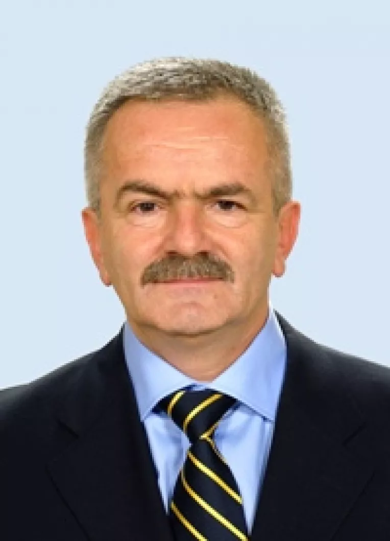 Senatorul Serban Valeca: "Guvernul Boc a aruncat cu miliarde in gasca de partid"