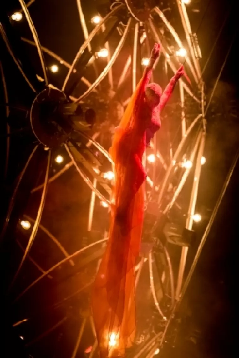 Sensation revine in Romania cu Source of Light!

