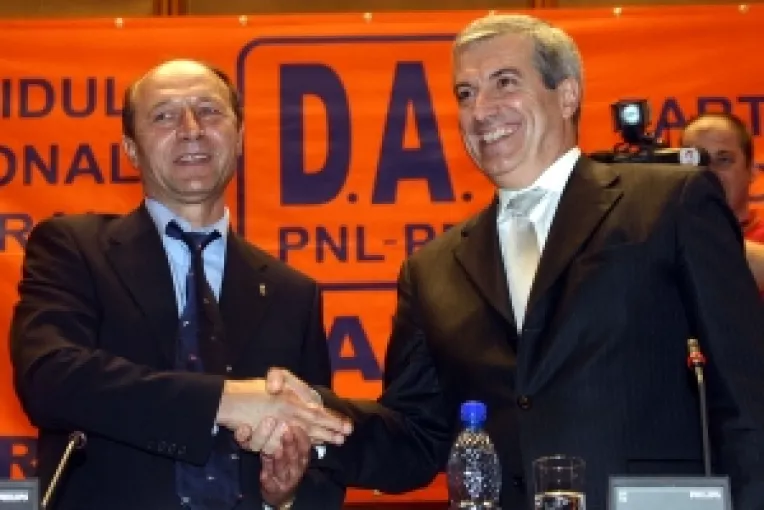 Show Basescu Tariceanu la Automobile Craiova