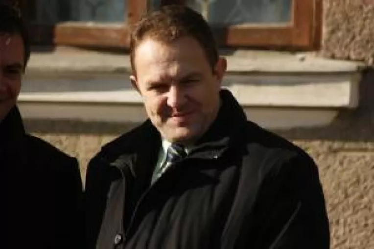 Si judecat pentru coruptie, si platit ca sa stea acasa