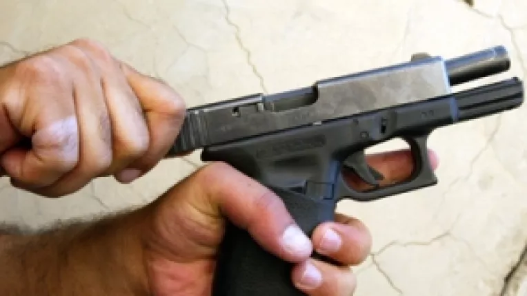 Si politistii o iau razna: un politist si-a impuscat mortal parintii