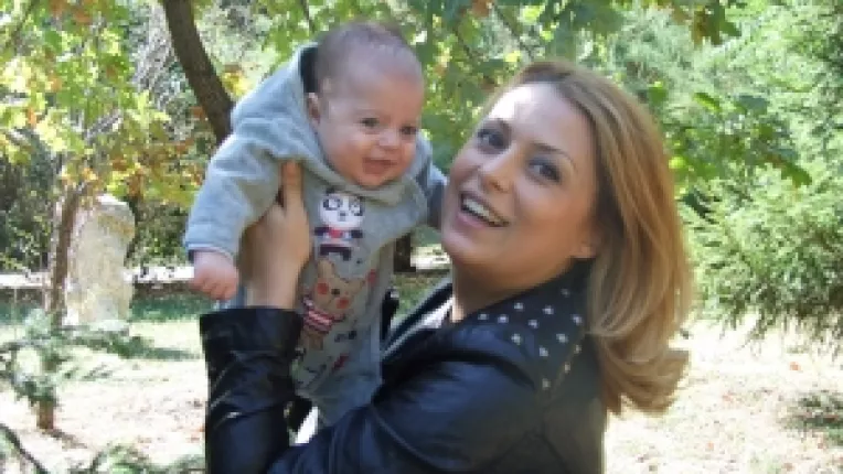 Silvia de la Pin-Up Girls are o bona de incredere, pe mama ei!