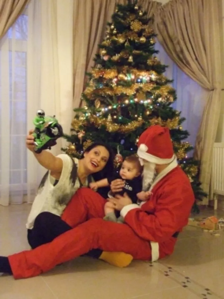 Silvia de la Pin-up Girls s-a facut bruneta si a framantat cozonaci!

