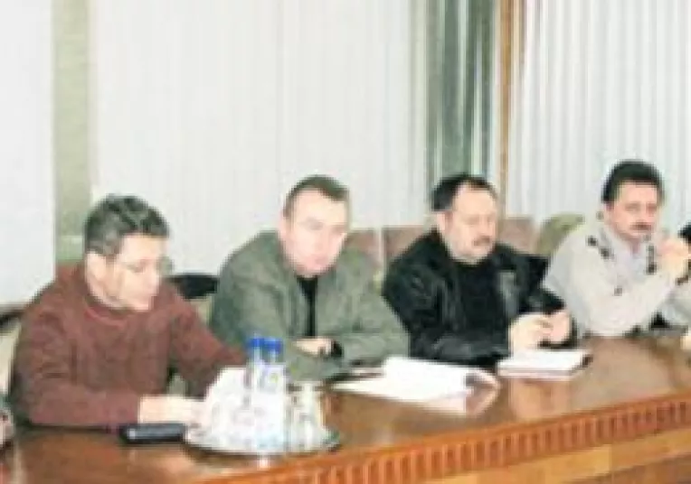 Sindicalistii satmareni picheteaza Prefectura