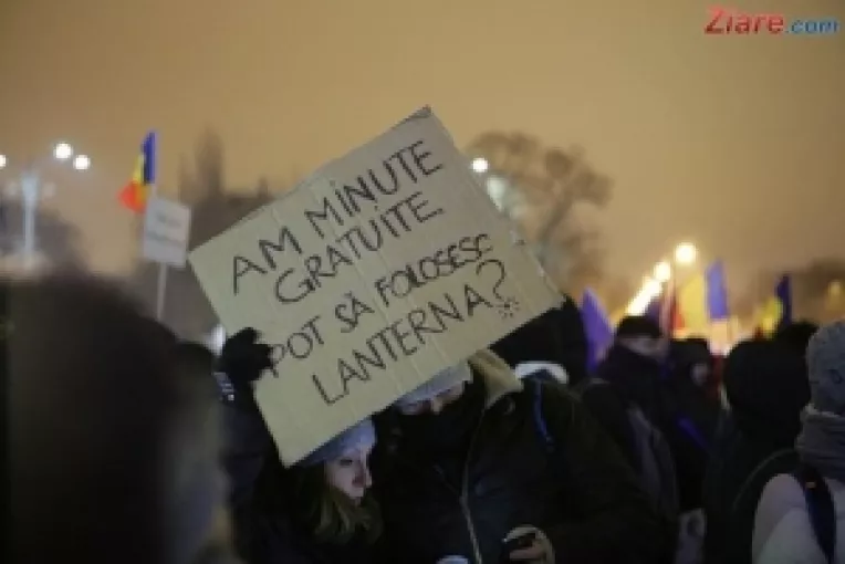 Sloganurile din Piata Victoriei denota cultura civica cizelata la meci si la Las Fierbinti!