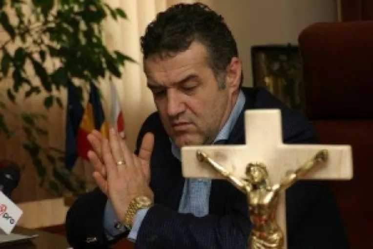Slujba la care a participat Gigi Becali, de la inchisoarea Rahova, a fost oficiata de 5 preoti, dintre care 2 calugari monahi de la Muntele Athos si un calugar de la Manastirea Adamesti