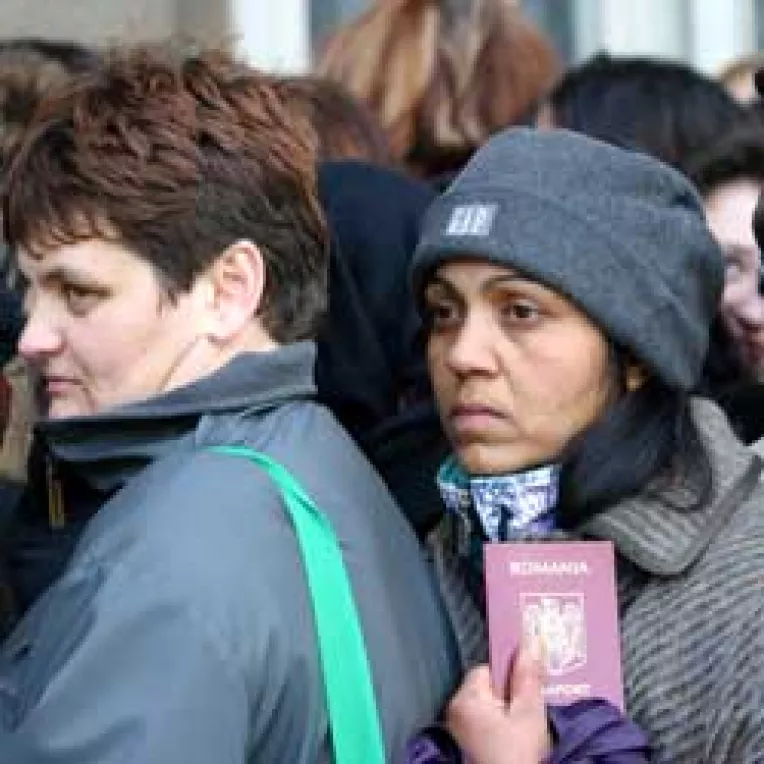 Slujbele pentru romani si bulgari se injumatatesc in Marea Britanie