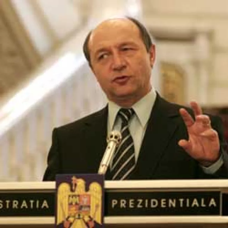 Societatea civila ii cere lui Basescu sa condamne regimul comunist