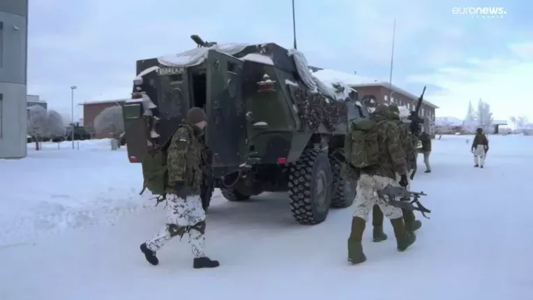 Soldatii NATO din Estonia raman in alerta la 150 de kilometri de Rusia