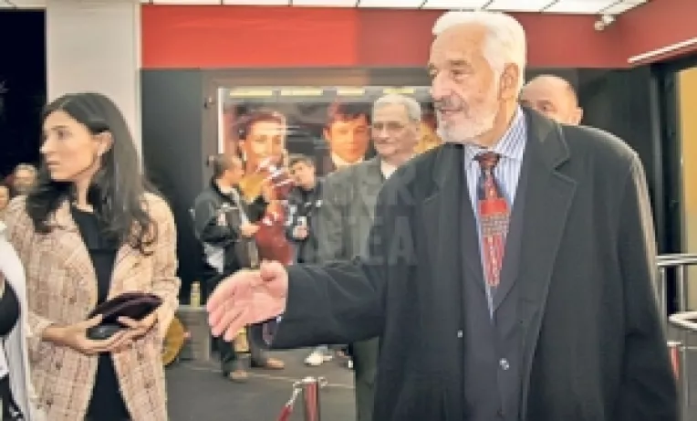 Sora lui Sergiu Nicolaescu ii ia apararea tinerei vaduve 