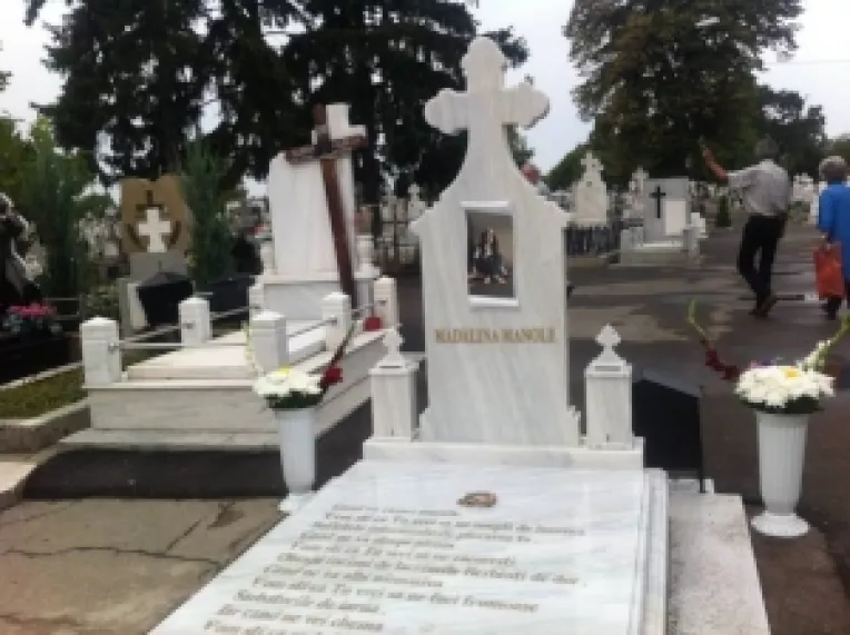 Sotul Madalinei Manole a ridicat un monument din marmura alba la mormantul artistei