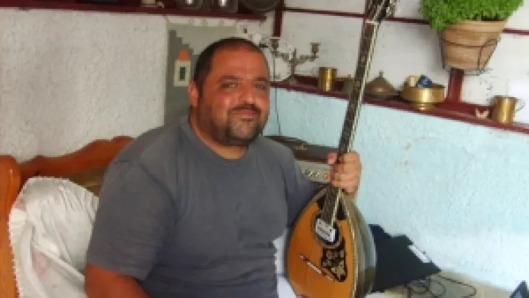Spiro Kantartzis, un cantaret de bouzouki din Tolo, Grecia, vrea sa lanseze un CD