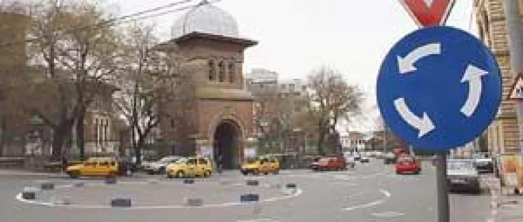 Statuia ia locul artezienei in sensul giratoriu