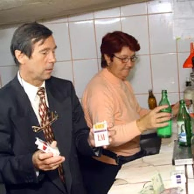 Statul va lua la puricat producatorii de alcool si de tutun