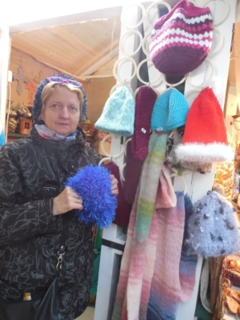 Stela Alexe: "Caciuli dublate cu lana si gentute crosetate in diverse culori!"