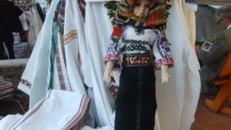 Stela Lucaciu: "Costume populare si basmale din zona Bucovinei!"