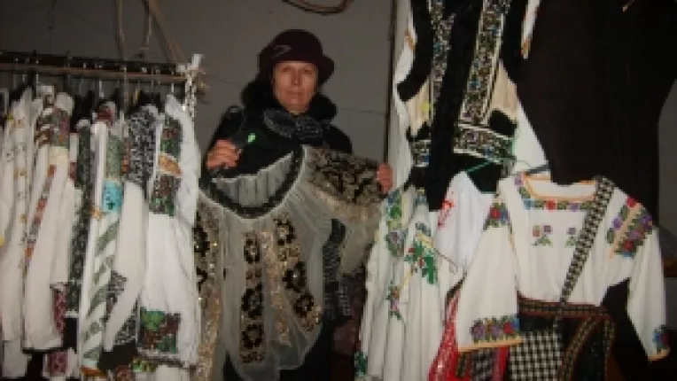 Stela Lucaciu din Suceava: "Ii vechi, mostenite de la bunica mea, si costumase pentru copii, la targul Craciun Taranesc de la MTR!"