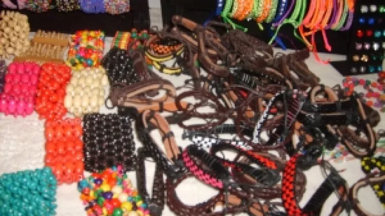 Stelian Popa: "Bratari din piele colorata, la targul din Parcul Cismigiu!"