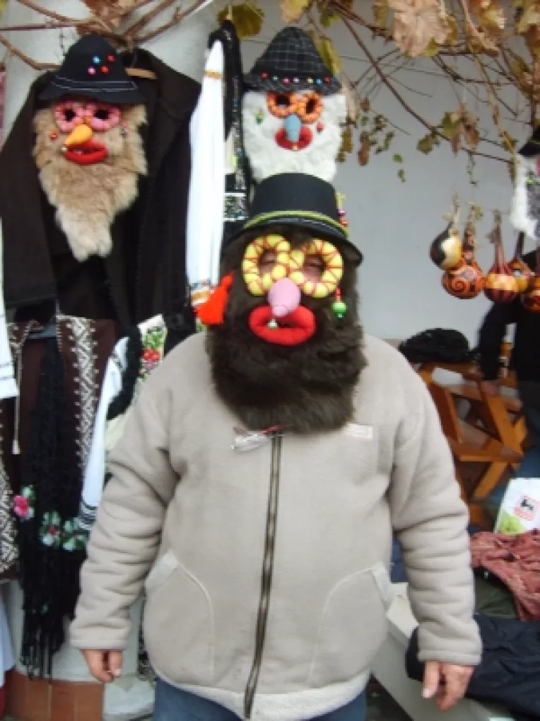 Stelian Popa: "E foarte multa munca in crearea mastilor populare romanesti!"
