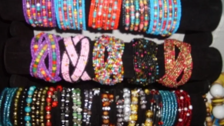 Stelian Popa: "Sacose din sfoara si bratari cu margele!"