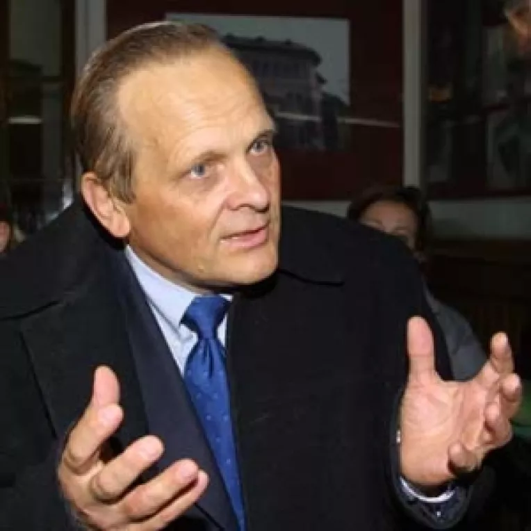 Stolojan ar vrea un pol de dreapta cu taranistii,  dar acestia sunt deja angajati
