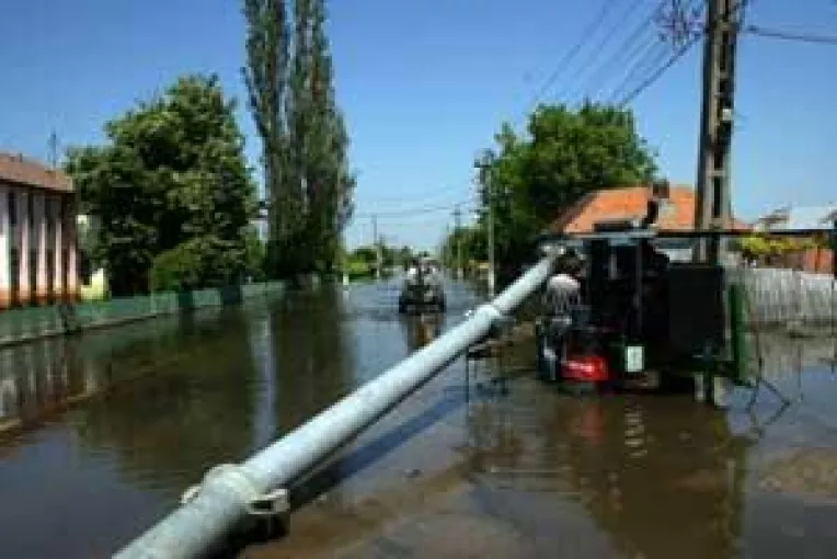 Stramutare vs. indiguire. UE vrea sa construiasca diguri, nu sate