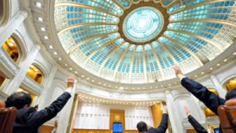 Strategia opozitiei: Descompunerea actualei majoritati parlamentare 